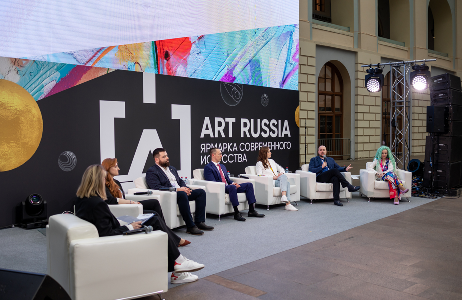 NFT, нейросети, плексиглас и неон 