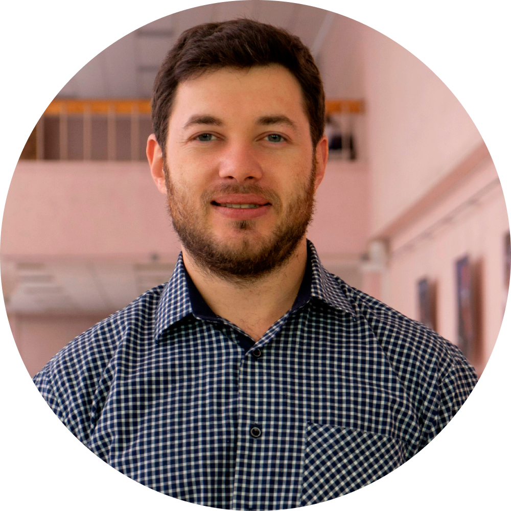 Роман Николаев